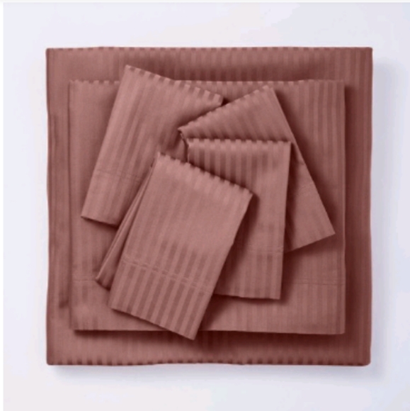 Threshold Bedding 6piece King Sheet Set 40 Thread Gauge Purple